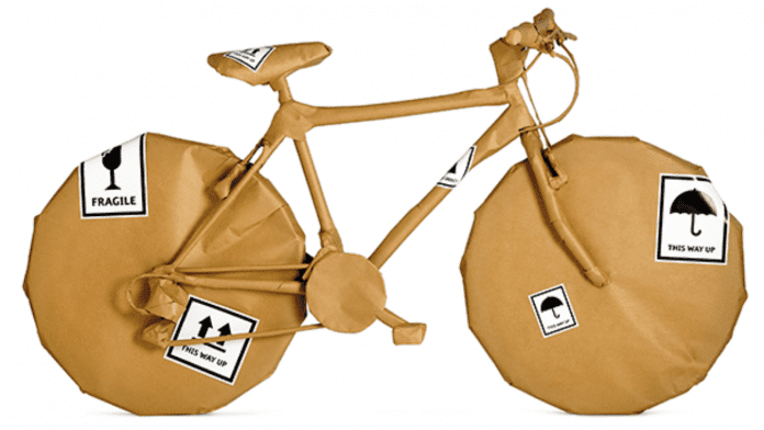 Bicicleta envuelta en papel de regalo